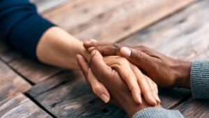 প্রিয়জনের সঙ্গেও মতের অমিল, সম্পর্ক ভালো রাখবেন যেসব উপায়ে